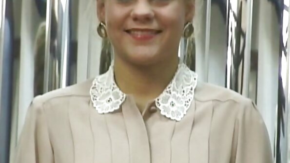 Vauva, jolla on pienet rinnat, rakastaa emättimen seksiä isäpuolen kanssa