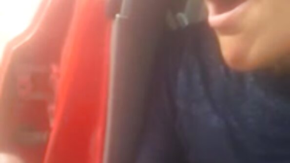 Kuuma brunette laittaa huulensa kovalle mustalle kukolle täällä