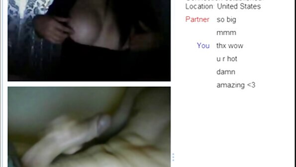 Pienikokoinen latina iskee lattialle ja punaiselle sohvalle