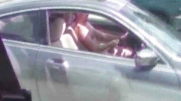 Laiha brunette saa munaa työnnettyään sisään hänen kusipää