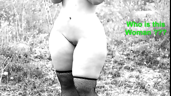 Blondi, jolla on hoikka vartalo, asettaa suunsa suuren munaa ympärille imeäkseen