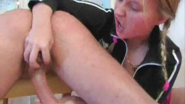 Tuhma tipu panee iso musta mulkku sisään hänen kaunis kusipää