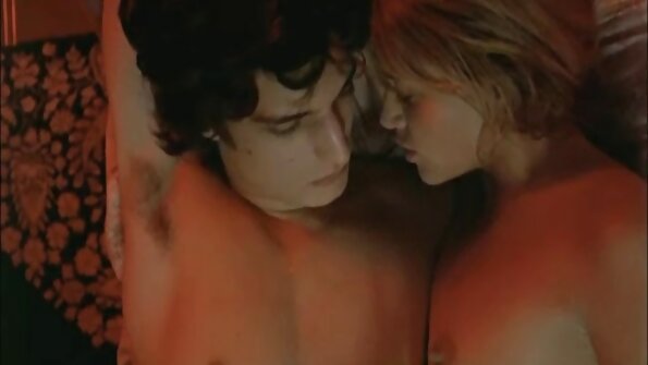 Carolina Sweets ja Maserati harjoittavat lesbo -cunnilingusta