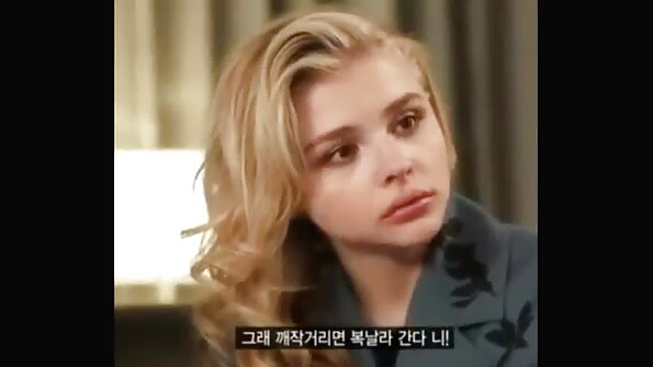 Blondi, joka rakastaa vastaanottaa kukko saa hänen tiukka pillua tunkeutui