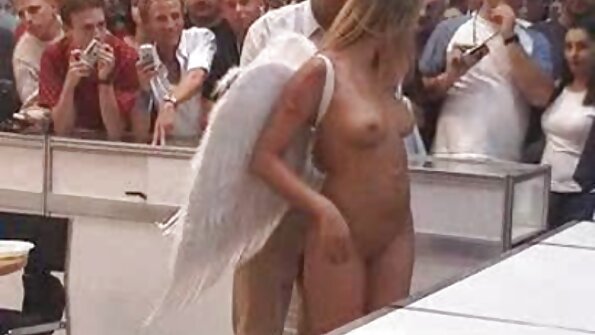 Blondi, jolla on suuret tissit, imee kovaa erektiota sängylle