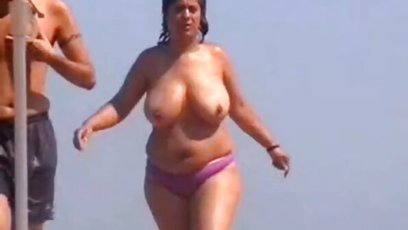 Pullea musta tipu vaivautuu seksiin keittiössä