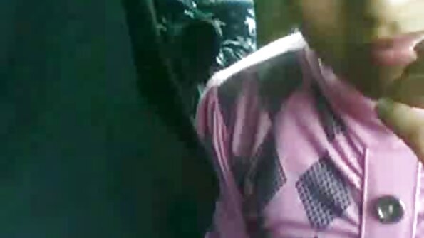 Kaksi tyttöä nuolee sekä kukkoa että palloja samanaikaisesti katolla