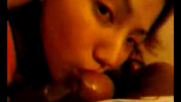 Naisella ei ole sänkyä toimistossa, mutta hän suostuu tunkeutumaan lattialle