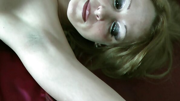 Blondi, jolla on isot tissit, avaa kuskinsa pitämään hauskaa