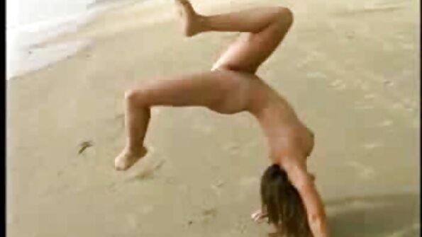 Blondi saa pillua pillua kylpyhuoneessa pesualtaalla