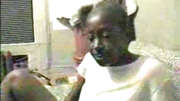 Kolme mustaa kaveria työskentelee japanilaisen naisen karvaisella pillulla lelujen avulla