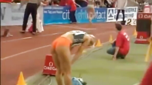 Punapää kultaseni, jolla on suuret luonnolliset rinnat, imee suuren lihasauvan