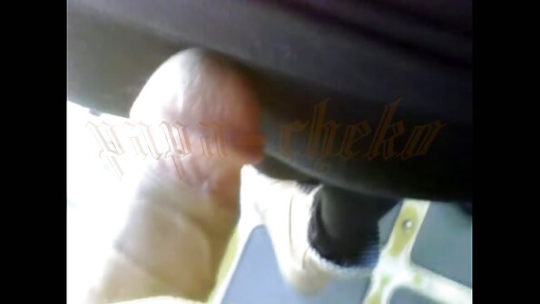 Kyltymätön MILF lasit huijaa hänen miehensä kanssa ori