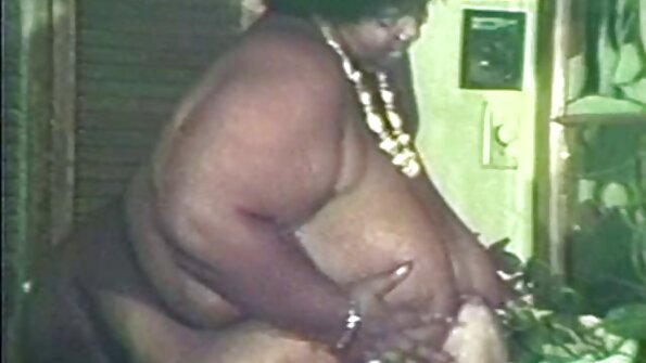 Povekas lutka saa hänen pillua ympäri mulkku ja hänen suunsa samoin