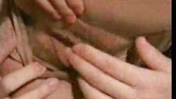 Ihana ruskeaverikkö tyttö saa ison hakijan takaa