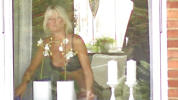 Kaksi tummahiuksista narttua haluavat innokkaasti jakaa mahtavan lihasauvan