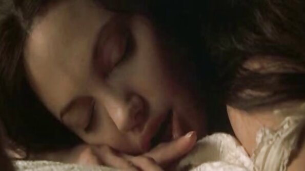 Mies poraa pillua niin lujaa kuin mahdollista vaihtelevissa asennoissa