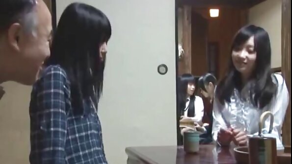 Kuuma blondi on saada hänen pillua perseestä sohvalla mukaan jätkä