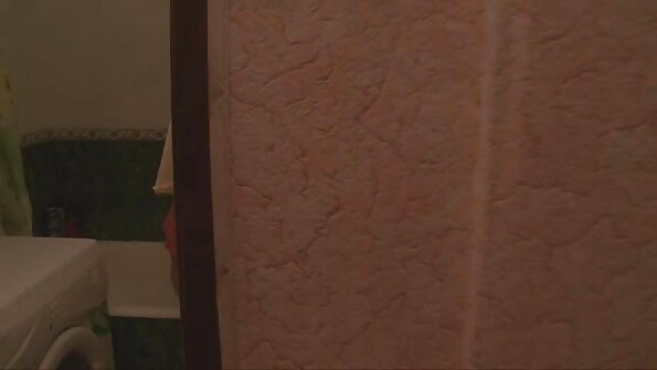 Kaksi tyttöä ovat kaverin kanssa kolmikossa ja tunkeutuvat hyvin