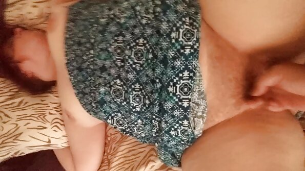 Kinky blondi, jolla on ajeltu pillu, saa perseestä takaa