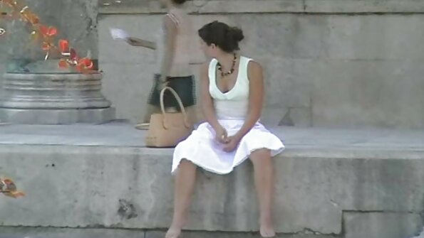 Söpö hottie koskettaa hänen kusipää puutarhassa