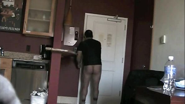 Kahdella lesbolla on seksikäs tyttö tyttöduetolla sohvalla