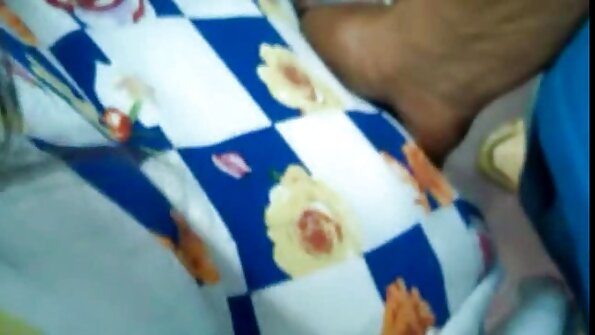 Pari narttua nuolee pillua ja kiusaa toisiaan sängyllä