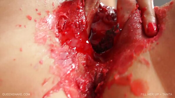 Narttu on tulen ääressä, missä hän lämmittää märää pilluaan