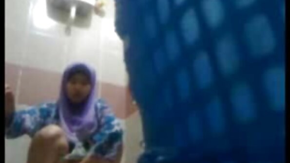 Blondi, jolla on pienet nännit ja isot tissit, hyväilee hänen kusipäähuuliaan