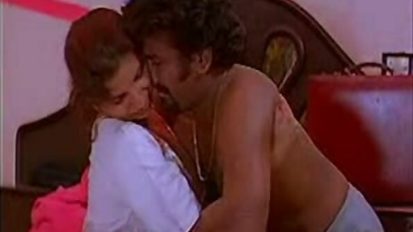 Anaaliseksiä on kuvattu tehtävän hoikalle brunetelle, jolla on seksikkäät kasvot