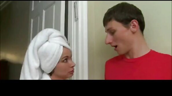 Nartulla on hiuksensa vedetty koulun kaappien viereen