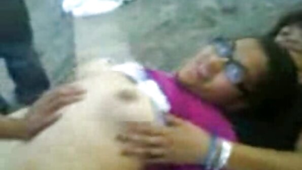 Valkoinen blondi hämmästyttävä perse on anaali seksiä sängyssä