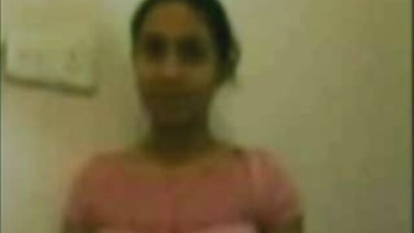 Viehättävä siro dolflace Baby Nicols ratsastaa rakastajansa Mugurin luona