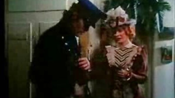 Ruskeaverikkö suloinen saa hänen tiukka kusipää repimään palasiksi