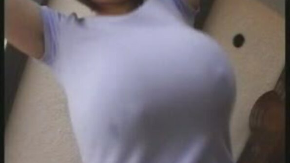 Blondi, jolla on seksikkäät jalat ja ajeltu kusipää, antaa kuumaa iskutyötä