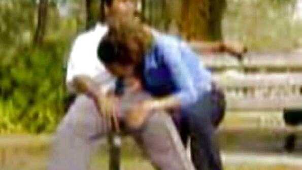 Blondi, jolla on pienet rinnat ja seksikäs kusipää, on perseestä, kun hän saa alaston