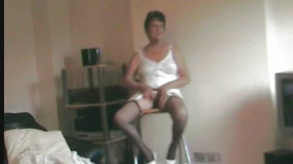 Isäntä sitoo ja ruoskii alastomia ja sidottuja poikasia