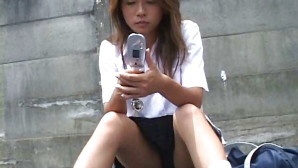 Erittäin kuuma blondi nauttii hardcore -seksi sohvalla