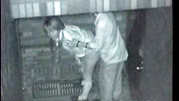 Suklaa enkeli porattu koko sohvalla kumppani kanssa kova mulkku