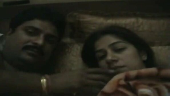 Aikuinen nainen isot tissit perseestä latinalainen mies punaisella sohvalla