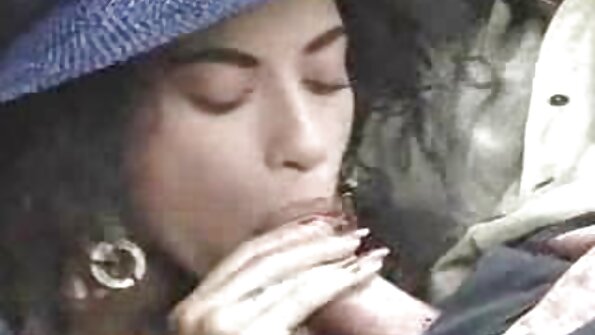 Hämmästyttävä pornotähti leikkii tärinällä ja straponilla lesbo -videossa