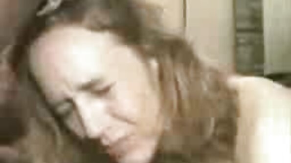 Rintava blondi käyttää rintojaan saadakseen hänet kovaksi