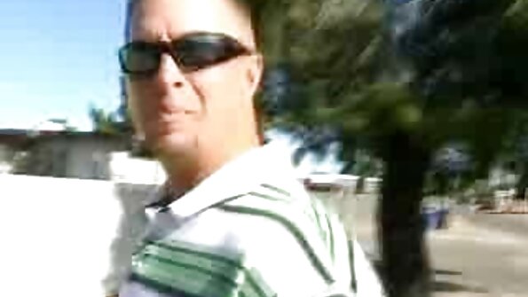 Kuuma lutka on perseestä hänen pillua koira tyyli uima -altaalla