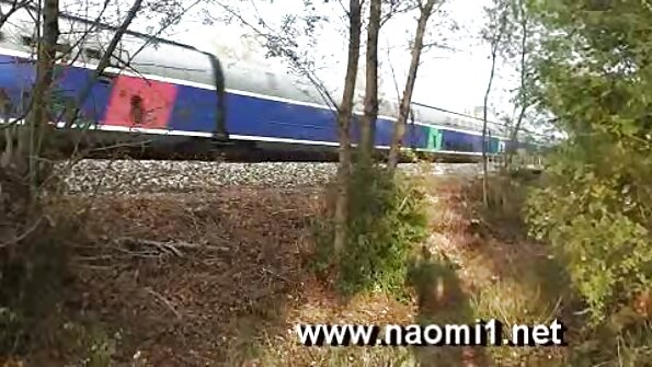 Upea blondi ratsastaa isäpikkun sohvalla