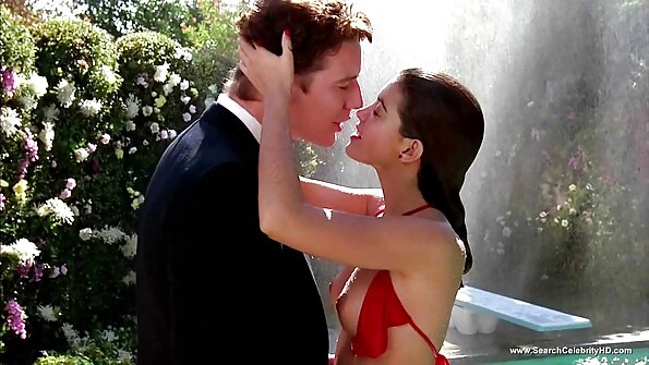 Hämmästyttävä blondi MILF käsittelee isoa mustaa hakkaa