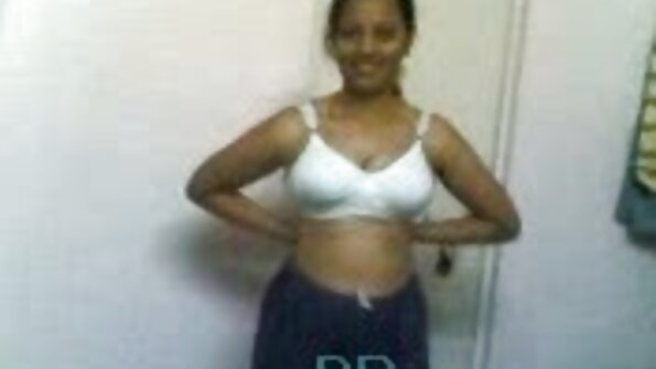 Pienessä toimistossa on tarpeeksi tilaa kahdelle povekas naiselle ja miehelle