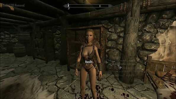 Suloinen ja upea pieni lutka avaa jalkansa saadakseen perseestä