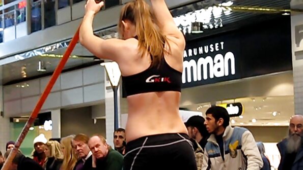 Kuuma bimbo laskeutuu valtavan kovan kullin päälle tässä videossa