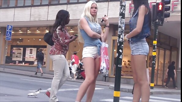 Kiimainen pullea rakastaa levittää jalkansa varten suuret kukot