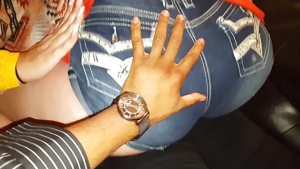 Tieteen nörtti tatuoiduilla käsillä nussii lumoavaa kämppäkaveria